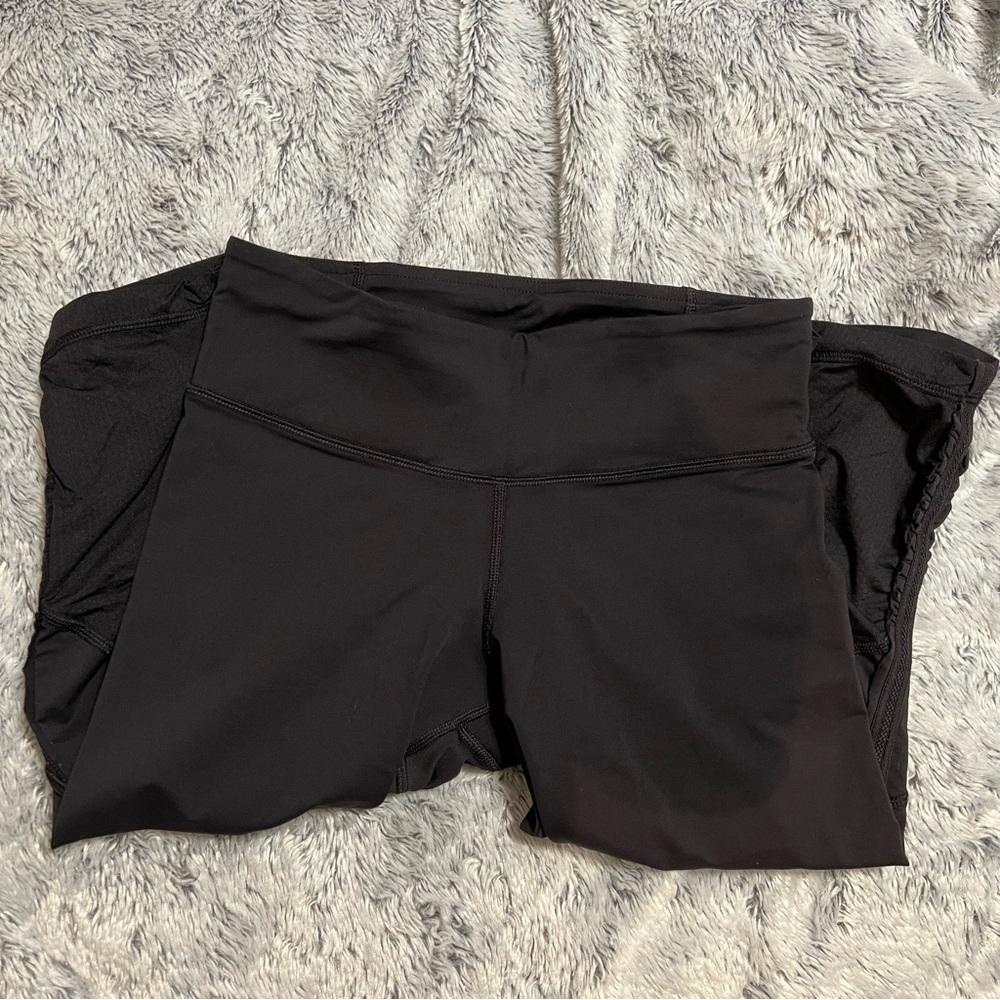 Lululemon LR Crop 17 inch Ruffle size 6